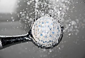 Risparmiare acqua preziosa e scarsa - soffione doccia